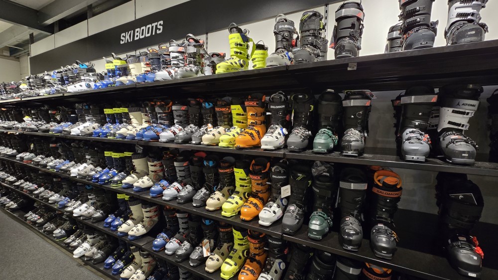 Groot assortiment skischoenen.